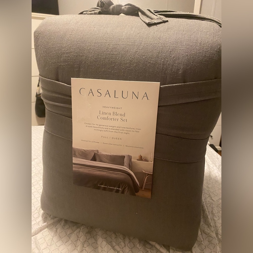 Brand new full/Queen casaluna comforter set